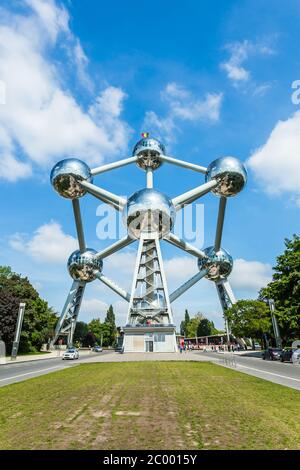 BRÜSSEL, BELGIEN - MAI 16 : Atomium Fassade am 16. Mai 2014 in Brüssel. Atomium ist ein 102 Meter hohes Gebäude, ursprünglich aus der Stockfoto