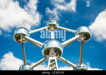 BRÜSSEL, BELGIEN - MAI 16 : Atomium Fassade am 16. Mai 2014 in Brüssel. Atomium ist ein 102 Meter hohes Gebäude, ursprünglich aus der Stockfoto