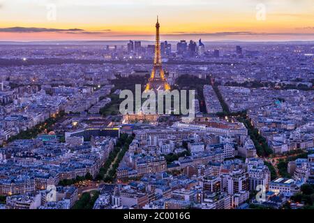 PARIS - MAI 13: Eiffelturm-Lichtaufführung in der Dämmerung mit dem Mond am 13. Mai 2014. Der Eiffelturm ist der meistbesuchte Stockfoto