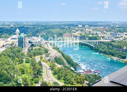 Schönen Niagara Falls im Sommer auf einer klaren sonnigen Tag, Blick von der kanadischen Seite. Niagara Falls, Ontario, Kanada Stockfoto