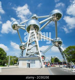 BRÜSSEL, BELGIEN - MAI 16 : Atomium Fassade am 16. Mai 2014 in Brüssel. Atomium ist ein 102 Meter hohes Gebäude, ursprünglich aus der Stockfoto