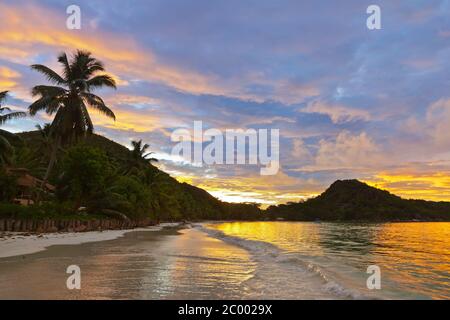 Tropischer Strand Cote d ' or bei Sonnenuntergang - Seychellen Stockfoto