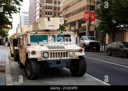 Militärische Polizeifahrzeuge bleiben in Washington, DC, trotz Trumps Behauptung, dass alle Truppen entfernt worden seien, District of Columbia, USA Stockfoto