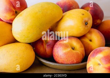 Gelbe Mangos und Pfirsiche. Frische reife Bio tropische Früchte aus nächster Nähe Stockfoto