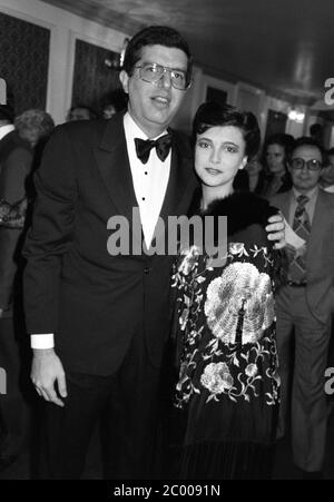 LONDON, GROSSBRITANNIEN. September 1980: Komponist Marvin Hamlisch & Schauspielerin Emma Samms bei der königlichen Vorschau von "They're Playing Our Song" im Shaftesbury Theatre in London. © Paul Smith/Featureflash Stockfoto