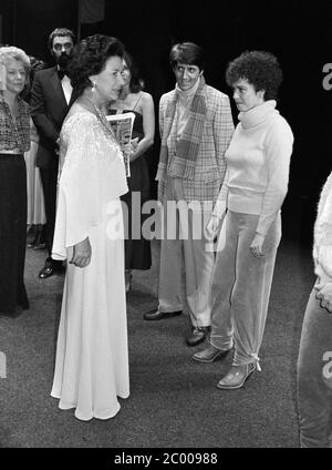 LONDON, GROSSBRITANNIEN. September 1980: HRH Prinzessin Margaret trifft die Schauspielerin Gemma Craven & den Schauspieler Tom Conti hinter der Bühne bei der königlichen Vorschau von "They're Playing Our Song" im Shaftesbury Theatre in London. © Paul Smith/Featureflash Stockfoto