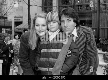 LONDON, GROSSBRITANNIEN. April 1980: Die Schauspieler Dustin Hoffman, Meryl Streep & Justin Henry bei der Fotozelle für ihren Film 'Kramer vs Kramer' im Inn on the Park in London. © Paul Smith/Featureflash Stockfoto