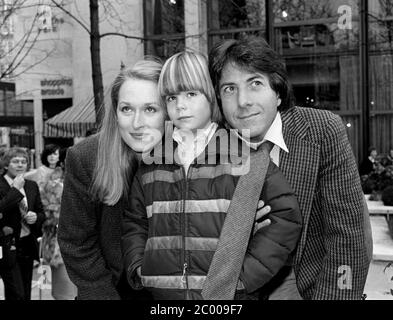 LONDON, GROSSBRITANNIEN. April 1980: Die Schauspieler Dustin Hoffman, Meryl Streep & Justin Henry bei der Fotozelle für ihren Film 'Kramer vs Kramer' im Inn on the Park in London. © Paul Smith/Featureflash Stockfoto