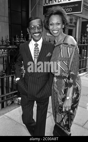 LONDON, GROSSBRITANNIEN. September 1980: Schauspieler/Sänger Sammy Davis Jr & Ehefrau Altovise Davis in London. © Paul Smith/Featureflash Stockfoto