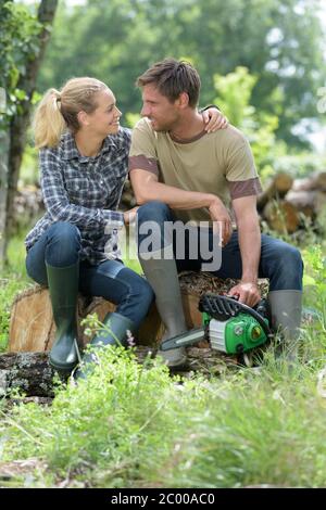 Junger Mann Holz mit Freundin im Garten Stockfoto