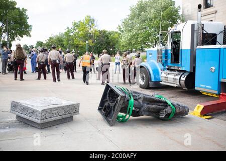 10. Juni 2020: Der Wracker kommt an, der am 10. Juni 2020 auf dem Gelände des State Capitol in Saint Paul, Minnesota, die abgebrofene Statue von Christoph Kolumbus entfernen sollte. (Bild: © Chris JuhnZUMA Wire) Stockfoto