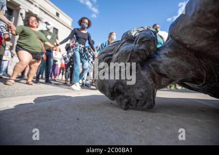 10. Juni 2020: Aktivisten halten die Hände und tanzen um die heruntergezerrissene Christopher Columbus Statue in Saint Paul, Minnesota am 10. Juni 2020. (Bild: © Chris JuhnZUMA Wire) Stockfoto