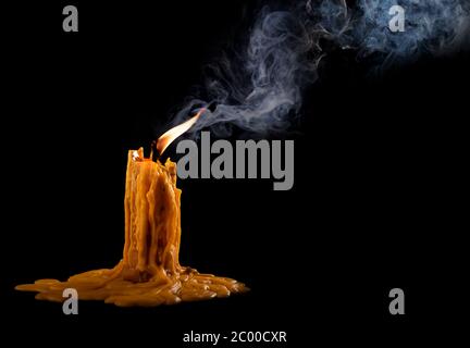 Licht flammen Kerze hell brennen auf schwarzem Hintergrund Stockfoto