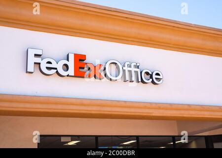 Santa Maria, Kalifornien/USA - 10. Juni 2020 FedEx Office-Zeichen. FedEx ist einer der führenden Paketzustelldienste mit vielen verschiedenen Zustellopt Stockfoto
