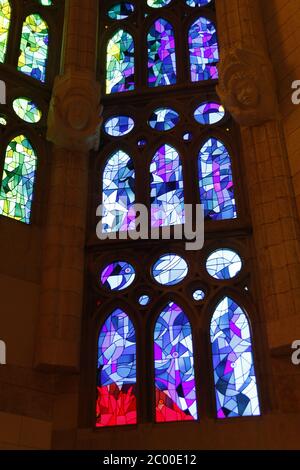 Barcelona, Spanien - 22. Mai 2019: Glasfenster in der Sagrada Familia Stockfoto