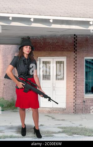 Frau mit Sturmgewehr Stockfoto