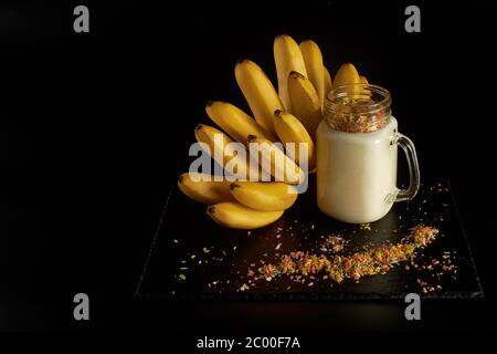 Banana Smoothie mit Mandelmilch in Glas Tasse. , Vegan Food Konzept. Stockfoto