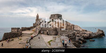 Blick auf San Pietro (St. Peter) Kirche und der Golf der Dichter. Stockfoto