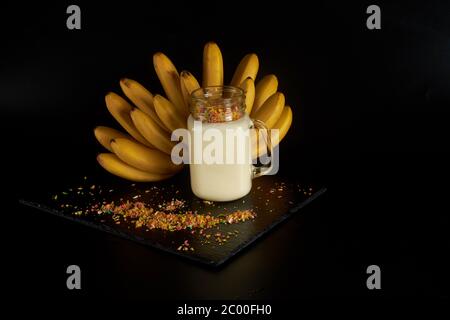 Banana Smoothie mit Mandelmilch in Glas Tasse. , Vegan Food Konzept. Stockfoto