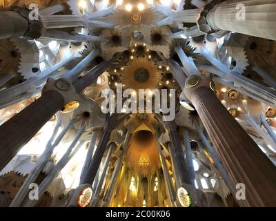 Barcelona, Spanien - 22. Mai 2019: Sagrada Familia mit Säulen, Decke und Buntglasfenstern Stockfoto