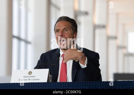 New York, Usa. Juni 2020. Der Gouverneur von New York, Andrew Cuomo, spricht während einer Pressekonferenz in der brandneuen hochmodernen Ankunftshalle des Terminals B des Flughafens LaGuardia.der Bau eines neuen neu gestalteten Flughafens wurde während der COVID-19-Pandemie beschleunigt. Quelle: SOPA Images Limited/Alamy Live News Stockfoto
