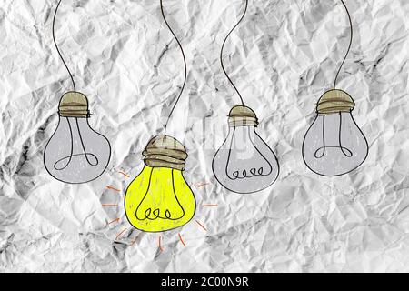 Idee-Konzept-Glühbirne auf zerknittertes Papier Stockfoto
