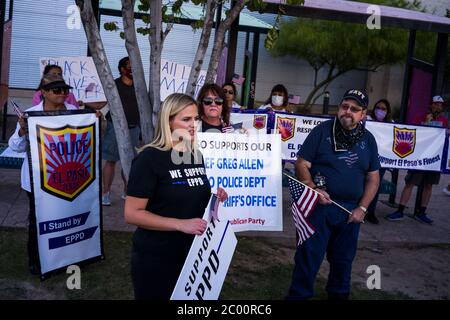 El Paso, Texas, USA. Juni 2020. BETHANY HATCH, Kandidat für den Senatbezirk 29 des Staates Texas, zweiter von links, spricht zu einer Menge von Befürwortern der Strafverfolgung, während ein Protest gegen schwarze Leben in der Nähe der Innenstadt von El Paso, Texas stattfindet. Quelle: Joel Angel Juarez/ZUMA Wire/Alamy Live News Stockfoto