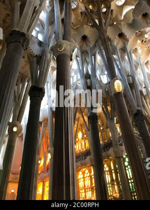 Barcelona, Spanien - 22. Mai 2019: Sagrada Familia mit Säulen, Decke und Buntglasfenstern Stockfoto