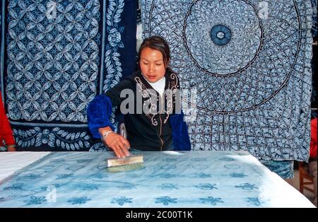 TYPISCHE CHINESISCHE BATIK VERARBEITUNG MIT INDIGO BLAU, ZHOUCHENG, YUNNAN, CHINA Stockfoto