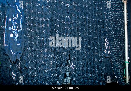 TYPISCHE CHINESISCHE BATIK VERARBEITUNG MIT INDIGO BLAU, ZHOUCHENG, YUNNAN, CHINA Stockfoto