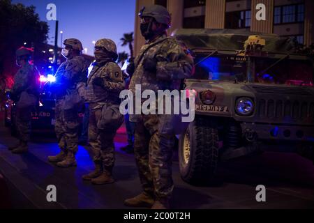 El Paso, Texas, USA. Juni 2020. Mitglieder der Texas National Guard stehen in Formation in der Nähe des El Paso County Courthouse in der Innenstadt von El Paso, Texas. Quelle: Joel Angel Juarez/ZUMA Wire/Alamy Live News Stockfoto