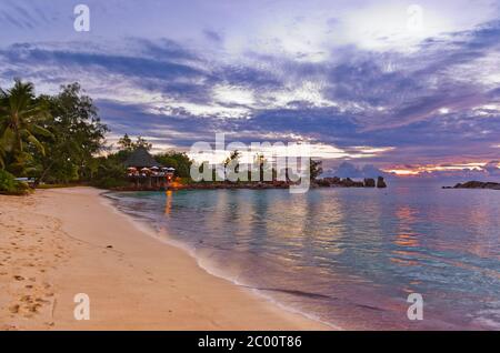 Cafe auf den Seychellen tropischen Strand bei Sonnenuntergang Stockfoto