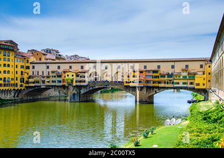 Ponte Vecchio, Alte Brücke, mittelalterliche Steinbogenbrücke über den Arno und mit vielen kleinen Geschäften entlang, Florenz, Toskana, Italien, Europa. UNESCO-Weltkulturerbe Stockfoto