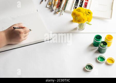 Frau Künstlerin zeichnet mit Bleistift macht Umriss für Sommer Stillleben. Hobby Kunst Konzept Stockfoto