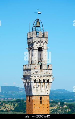 Detailansicht des oberen Teils von Torre del Mangia, Stadtturm in Siena, Toskana, Italien, Europa Stockfoto