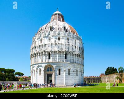 Monumentale Kuppel des Baptisterium des heiligen Johannes, aka Battistero di San Giovanni, römisch-katholischen kirchlichen Gebäude in der Piazza dei Miracoli, Pisa, Toskana, Italien, Europa Stockfoto