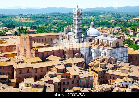 Metropolitan Kathedrale Santa Maria Himmelfahrt in Siena, auch bekannt als Duomo di Siena, Toskana, Italien, Europa. Luftaufnahme von Torre del Mangia. Stockfoto