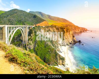 Betonbogen der Bixby Creek Bridge an der pazifischen Felsküste, Big Sur, Kalifornien, USA. Stockfoto