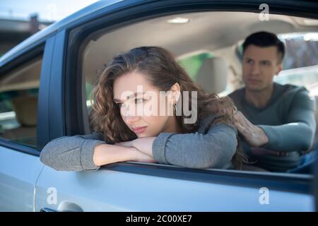 Beleidigt abgewandt Frau und aufmerksamen Mann im Auto sitzen Stockfoto