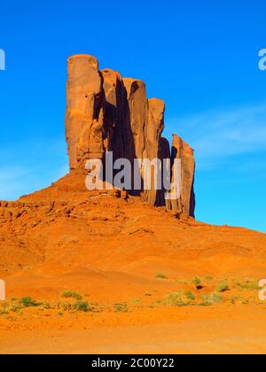 Kamelbutte im Monument Valley von der schmalen Seite, Navajo Tribal Park, Arizona, USA Stockfoto