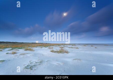 Nordseeküste in Dämmerung und Vollmond Stockfoto