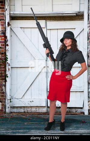 Frau mit Sturmgewehr Stockfoto