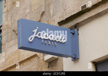 Bordeaux , Aquitaine / Frankreich - 06 01 2020 : Jacadi Paris Geschäft mit Logo und Zeichen der Kleidung Shop für Kinder Stockfoto