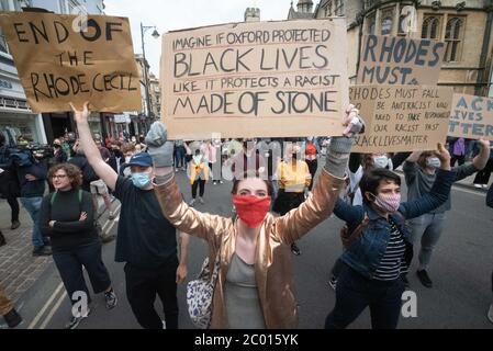 Oxford, Großbritannien. Juni 2020. Hunderte Demonstranten versammeln sich unter der Cecil Rhodes Statue in Oxford und fordern, dass das Bildnis entfernt wird. Das Rhodos M Stockfoto