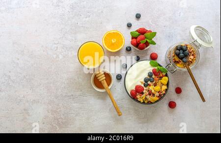 Gesundes Frühstückskonzept. Schüssel mit hausgemachtem Müsli Müsli mit Joghurt Stockfoto
