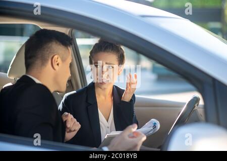Frau und Mann, die im Auto diskutieren Stockfoto
