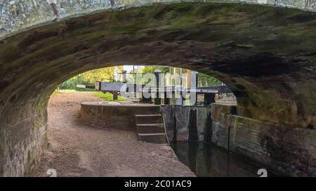 Blick unter einer Brücke auf einem Kanal auf die Schleusentore Stockfoto