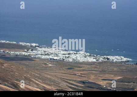 Landschaft aus timanfaya Nationalpark, Dorf und Stadt am Meer auf lanzarote Stockfoto