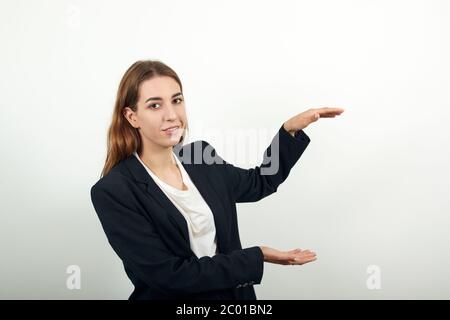 Formt mit zwei Händen ein großes Objekt, schnappt nach Überraschung und hält die Palmen vor sich Stockfoto