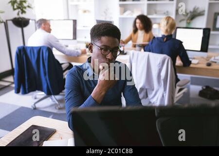 Portait eines afroamerikanischen Geschäftsmannes, der arbeitet Stockfoto